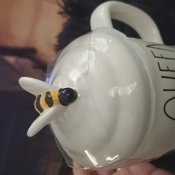 Rae Dunn  queen bee mug with topper - Picture 3 of 4